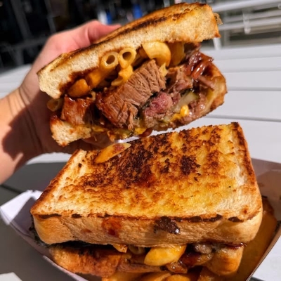 BRISKET MAC N CHEESE TOASTIE W FRIES